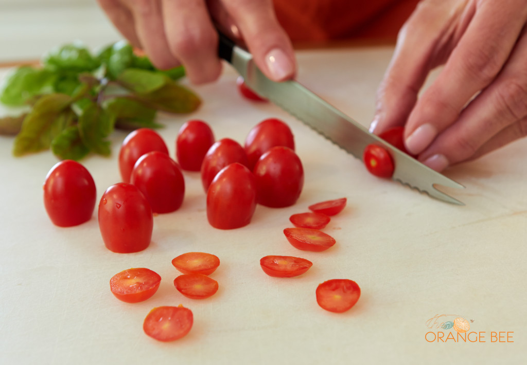 Cutting tomatoes